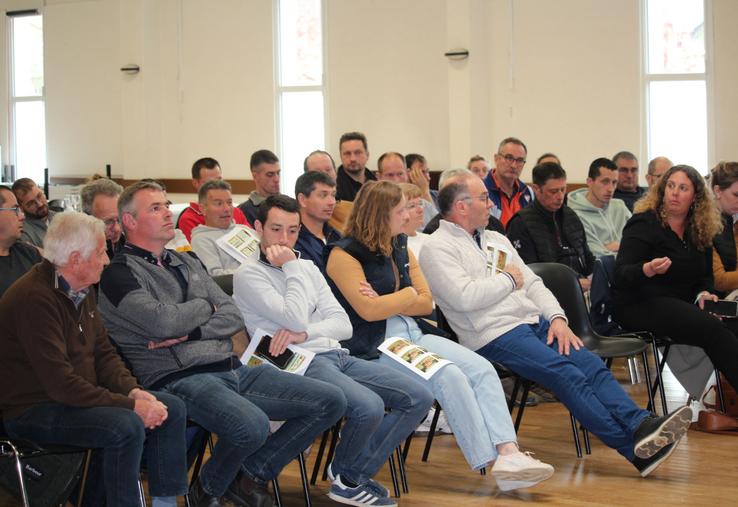 L'AG du Seblis fut animée cette année. Ici, Laëtitia Chalopin (à droite) échange avec Jean-Claude Lemercier (à l'extrême gauche), marchand de bovins.
