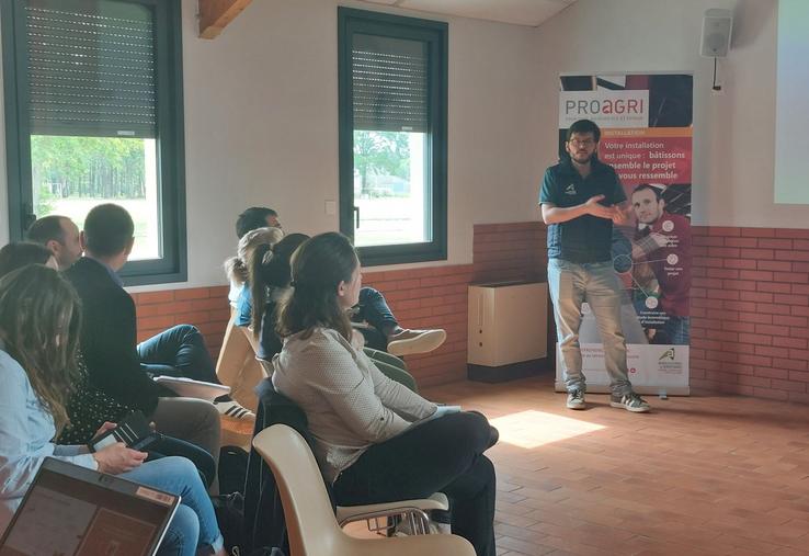 Xavier Anquetil a rappelé les bonnes questions à se poser pour bien transmettre, lors de la réunion de restitution du repérage, le 30 avril.