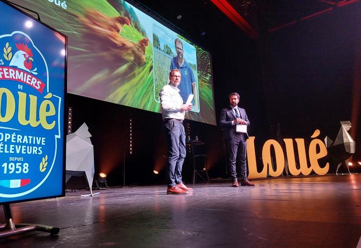 L'AG des Fermiers de Loué a mis à l'honneur son nouveau président, Angelo Carbonel, avec son directeur, Erwan de la Fouchardière. À dr. Christelle Morançais a signé un « pacte filière » pour amener les volailles de Loué dans les restaurants scolaires des lycées de la région. Les éleveurs animateurs en magasin, montés sur scène, ont été remerciés pour leur travail.