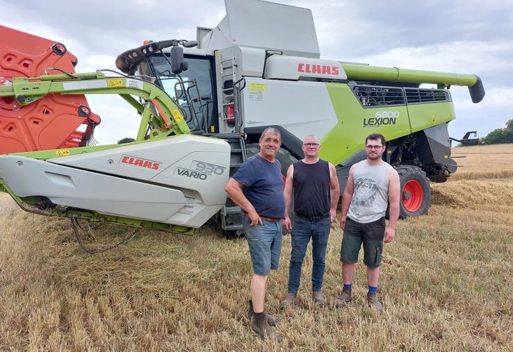 Gregory et Antonin Kervella (à dr.) font appel à l'ETA de Stéphane Lebreton (à g.) pour la récolte des céréales. Le feu vert a été donné lundi 15 juin avec une humidité de 12%, confirmée par un test réalisé au silo Agrial de la Guierche.