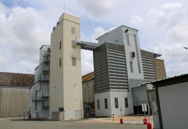 Les silos Agrial sont restés fermés les après-midi. Ici le silo de Beillé (photo d'archives)