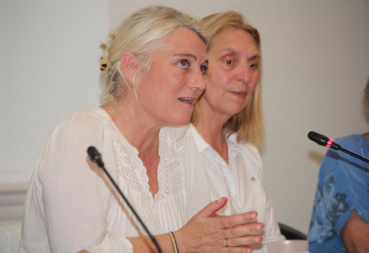 Stéphanie Rist, ministre de la Santé, des Familles, de l'Autonomie et des Personnes handicapées. En haut à droite, Yannick Besnard, président du Conseil de région Agrial Sarthe-Nord, Jérémy Parmentier,  directeur des négoces Jeusselin et Verron, Maxime Lorieux, représentant des agriculteurs de la zone de Pentvert et Phillipe Dutertre, président de la Chambre d'agriculture.