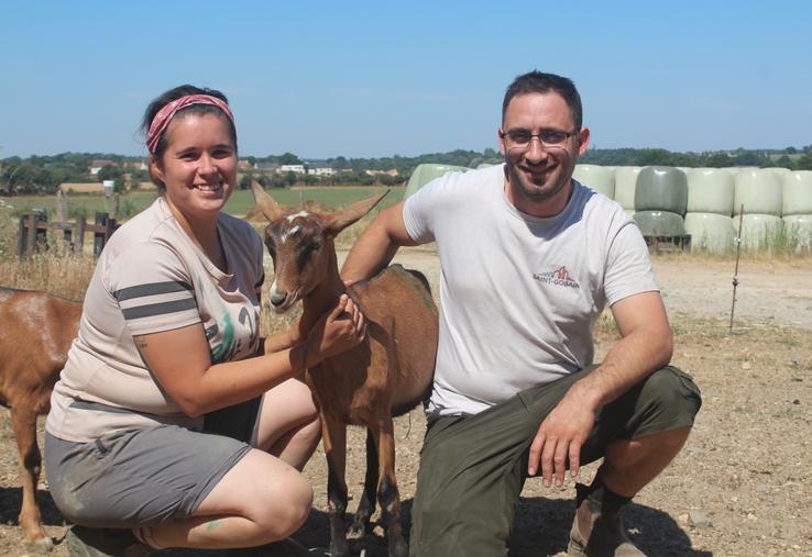 Anicea David et Mathieu Piedalu et leur chèvre "pot de colle".