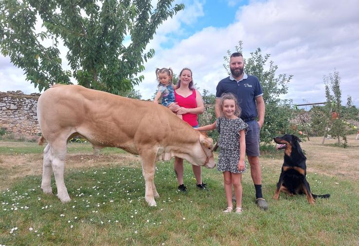 La famille David avec la génisse Anastasyia, qui participera à l'interrégional Blonde d'Aquitaine, les 4 et 5 juillet.