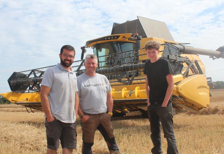 Grégoire Soreau, Julien Maufay (entreprise de travaux agricoles, SAS Maufay) et son fils Matthieu. L'agriculteur s'attaquera à la féverole dans quinze jours.