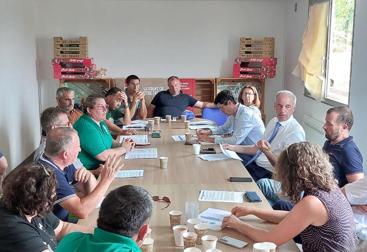 Les représentants FDSEA et JA se sont rendus avec le préfet et l'administration sur les exploitations de Cyril Lemaitre (élevage) et Lise et Eric Timmerman (arboriculture).