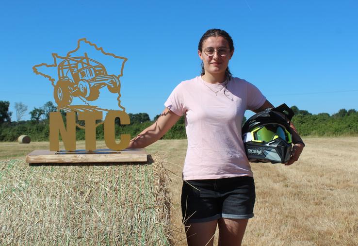 Laure Jamin avec son trophée remporté à Laigné-en-Belin.
