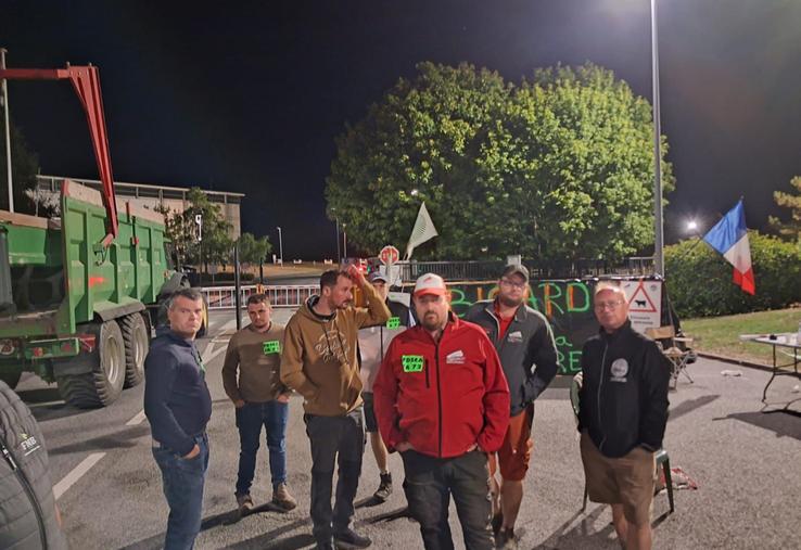 Les éleveurs de la FDSEA et des JA se sont mobilisés en barrant les accès du site de Cherré entre minuit et midi. Ils ont pu rencontrer la direction du site Bigard.
