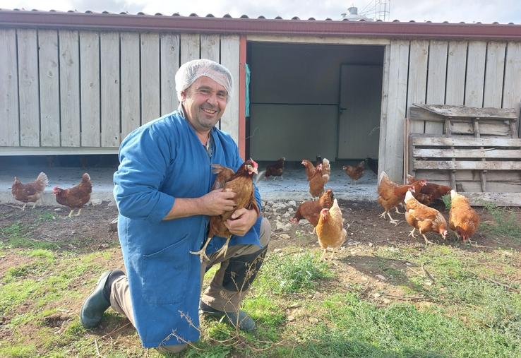 Guillaume Dagron élève 6 000 poules pondeuses bio à Assé-le-Boisne.