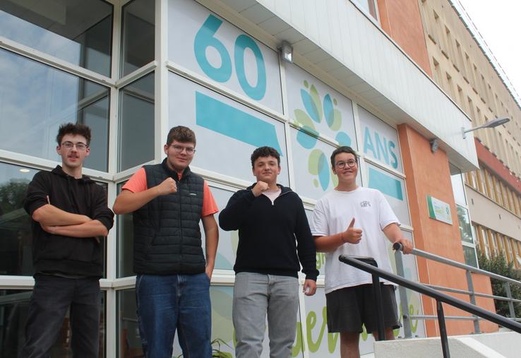 Devant la nouvelle entrée célébrant les 60 ans de la Germinière, quatre élèves en Terminale Agro-équipement montrent leur détermination au moment d'attaquer cette rentrée.