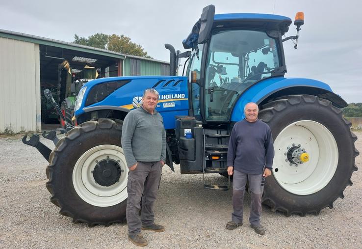 Laurent Choplin, salarié de la Cuma de Lavaré et responsable du planning tracteurs, et Alain Bourgine, président. Le tracteur New Holland T7 230 loué par la Cuma est simple mais bien équipé, avec l'Isobus et le freinage pneumatique.