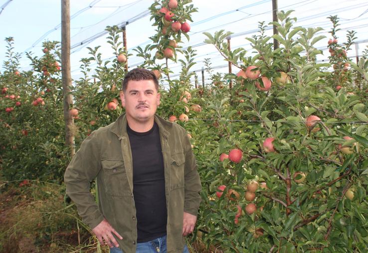 Robin Péan devant les dernières variétés à cueillir à la fin du mois.