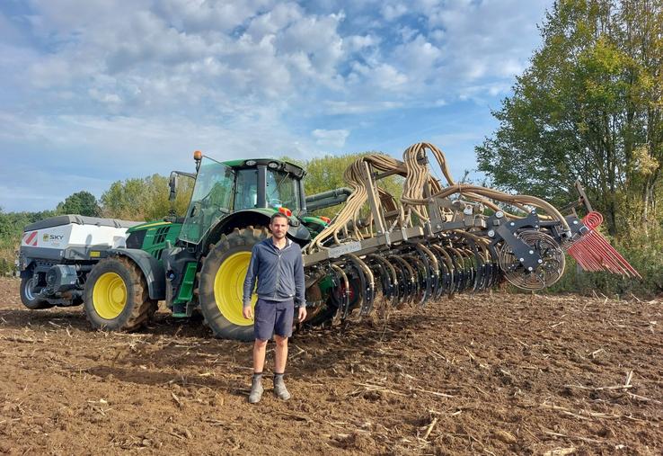 Sébastien Véron semait un mélange pour couverts lundi, à Beaufay.