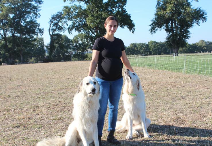 Pauline avec Vaïa et Anna. Les deux chiennes ont coûté 450 et 600 euros. Des aides à l'achat, l'accompagnement et pour l'entretien sont possibles grâce au Cercle 3.