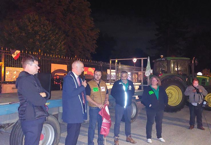 Mardi 13 octobre, le préfet de la Sarthe, venu à la rencontre des agriculteurs, s'est vu remettre symboliquement les clés de la ferme Sarthe.