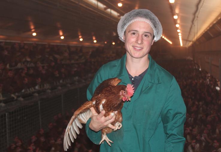 Marine Jouy, éleveuse de 30 ans, à la tête depuis mai d'un bâtiment Loué répondant au bien-être animal. Les poules jouissent d'un parc de cinq hectares.