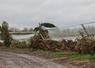 15 000 arbres fruitiers déracinés.
En haut à droite, Patrick Tessier, président de la Sica Gerfruit à Chenu, et Annie Genevard, ministre de l'Agriculture.