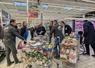 Les agriculteurs ont vérifié les prix et origines des produits au Leclerc d'Arçonnay et au Super U de La Chartre sur le Loir notamment.