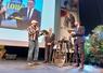 Erwan de la Fouchardière a offert la casquette des Fermiers de Loué à Serge Zaka, qui a dû quitter momentanément son chapeau de cow-boy.