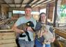 Jérôme et Nathalie Baillif, dans leur bâtiment dédié aux agnelages, ici avec des agneaux de race Suffolk (le noir) et Romane (le blanc).