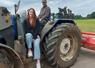 Romane aux côtés de son papa Gaël Peltiot, agriculteur à Louplande.