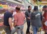 Les agriculteurs mobilisés ici au Lidl de Béner. A droite, les produits laitiers non français sont sortis des rayons.