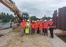  Ici au beau milieu de la rivière, à l'endroit où sera coulée la future passe à poissons, la délégation officielle en visite du barrage de Fercé-sur-Sarthe le 16 juillet 2025, composée entre autres de François Boussard, président de la commission Développement des territoires, Agriculture, Développement durable et Transition énergétique, Emmanuel Franco, conseiller départemental, Béatrice Latouche, conseillère régionale, Dominique Dhumeaux, maire de Fercé-sur-Sarthe, Delphine Delahay...