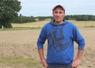 Mickaël Saussereau sur sa parcelle de millet, semée fin mai à Surfonds. Il exploite un bâtiment Huttepain de 1 400 m2.