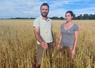 À gauche, Bertrand Leroux et et Chloé Guiraud dans leur parcelle d'orge détruite à 90 %. À droite Jean-Luc Bazoge dans une parcelle de maïs.
