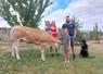 La famille David avec la génisse Anastasyia, qui participera à l'interrégional Blonde d'Aquitaine, les 4 et 5 juillet.
