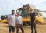 Grégoire Soreau, Julien Maufay (entreprise de travaux agricoles, SAS Maufay) et son fils Matthieu. L'agriculteur s'attaquera à la féverole dans quinze jours.