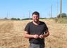 Guillaume Guérineau, sur la parcelle moissonnée de féverole-blé. Le battage a eu lieu en fin de semaine dernière.