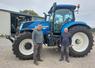 Laurent Choplin, salarié de la Cuma de Lavaré et responsable du planning tracteurs, et Alain Bourgine, président. Le tracteur New Holland T7 230 loué par la Cuma est simple mais bien équipé, avec l'Isobus et le freinage pneumatique.
