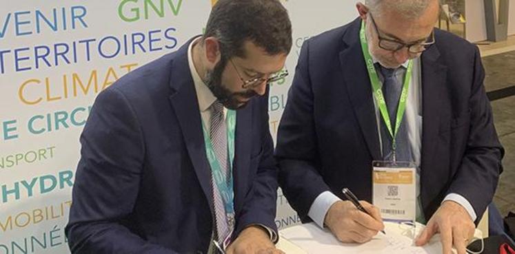 La signature de la convention entre Jean Foyer, pdg de Qairos Energies ( à gauche) et Frédéric Martin, directeur général délégué de GRDF, s'est déroulée mercredi midi, à l'occasion du salon des maires, à Paris..