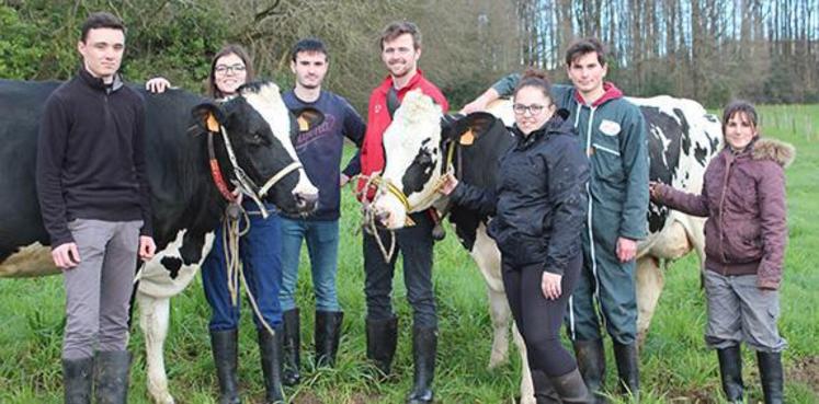 Dorian Hais, Marine Poirier, Hugo Guillossou, Baptiste Moezy, Bérénice Plet, Alexandre Bataille et Flavie Fouillée avec Néa (à gauche) et Moisson (à droite)