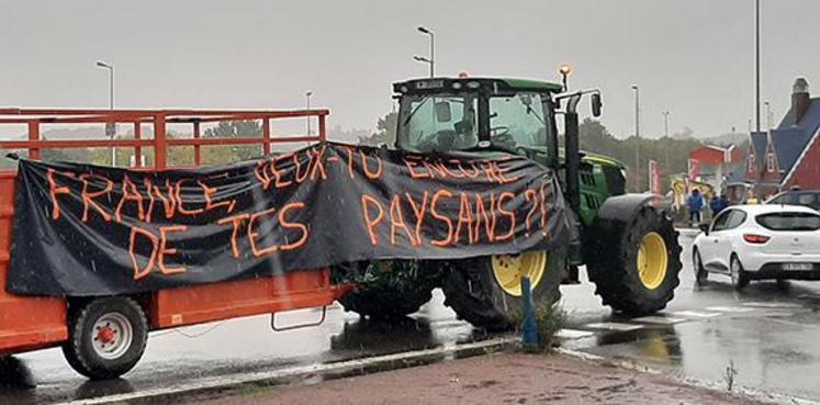 Énième action de la FDSEA et JA72, le 8 octobre, pour réclamer plus de considération des agriculteurs.