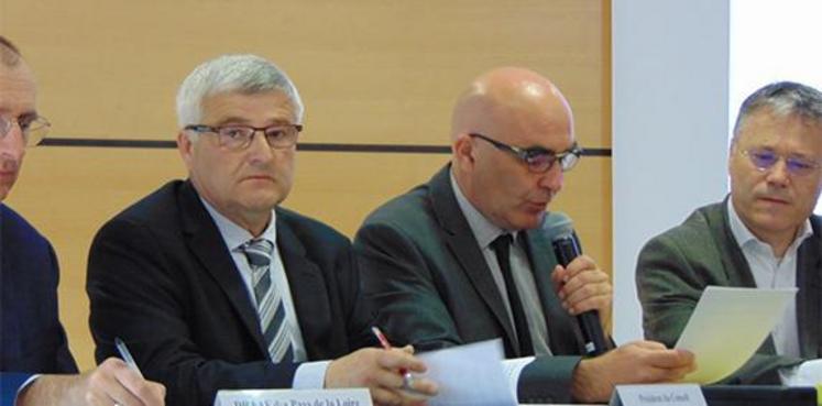Au centre de la tribune, Bernard Bellanger et Rémy Silve, respectivement PDG et DG délégué de la Safer Pays-de-la-Loire.