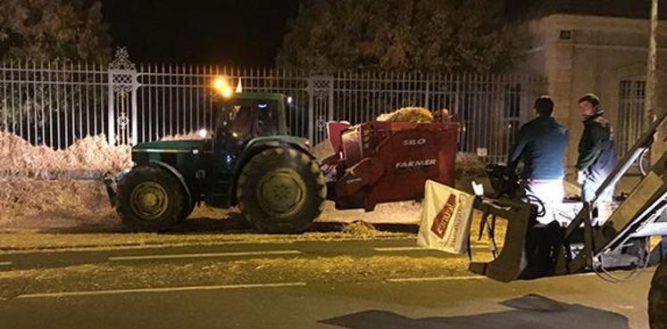 Lundi soir, avant de se rendre devant la préfecture pour bâcher et pailler ses grilles, Hervé De Viron (vice-président JA) et Anabelle Chartrain (secrétaire générale JA) ont tenu à féliciter les agriculteurs pour avoir répondu présents en nombre à l’appel.