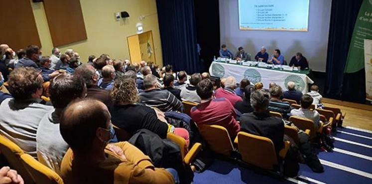 Salle comble à Saint-Saturnin pour les explications d'Henri Brichart sur la future Pac.