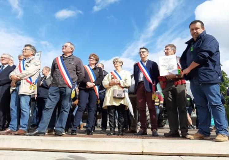 Une dizaine de maires étaient présents lors du rassemblement pour les agriculteurs.