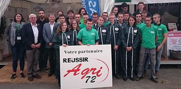 L’après-midi, c’était au tour des jeunes de la Germinière de recevoir leurs combinaisons avec un nouveau partenaire d'Agri 72 : la coopérative Agrial.