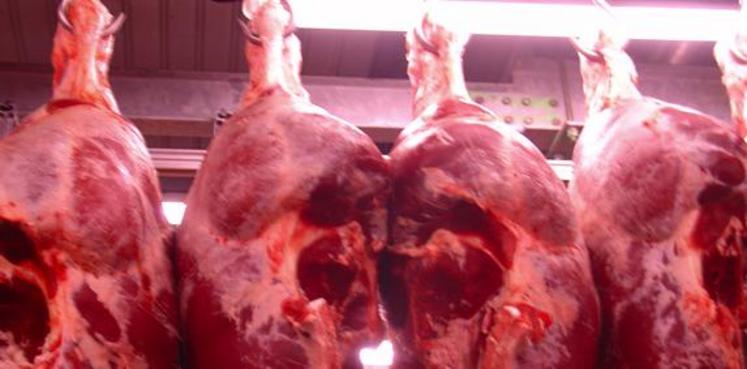 Les activistes ont déversé du faux sang sur l’étal, rendant la viande impropre à la consommation, rapporte la victime.