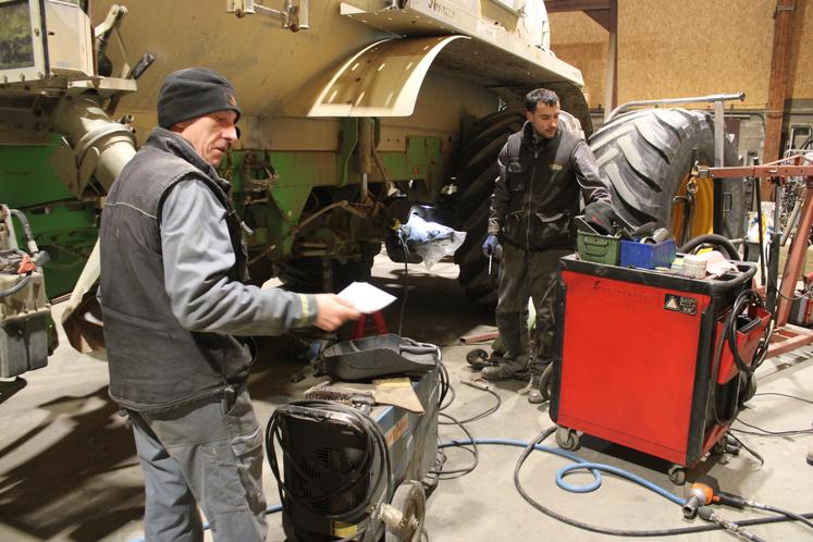 Chauffeurs et mécaniciens de la SAS Martin travaillent étroitement pour l'entretien hivernal du matériel, à Noyen-sur-Sarthe.