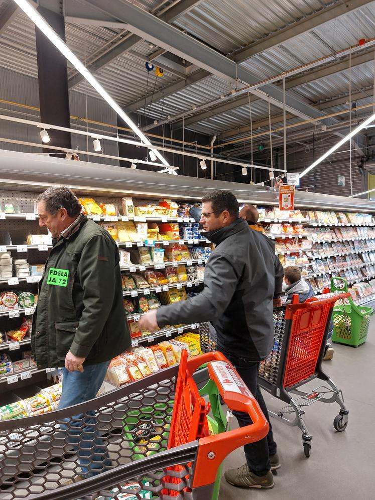 Une action de déférencement a eu lieu, ce lundi, au Carrefour Market de l'Université.