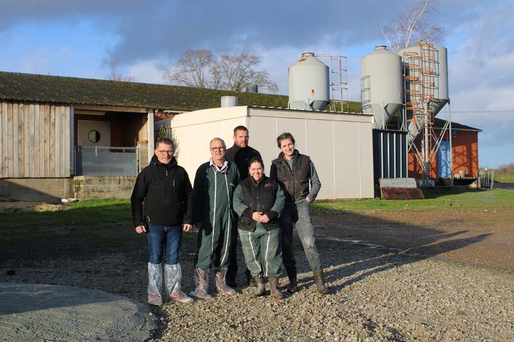 De g. à dr. : Joël Chevalier, co-gérant de la maternité collective et éleveur dans l'Orne, Eric Janvier, conseiller Agrial qui suit la maternité, Sébastien Vivet agriculteur en porcs, vaches laitières et cultures à Rouez et associé de la SCEA la Fuie, Marine Richard et Julie Choplin, salariées à temps plein de la maternité.