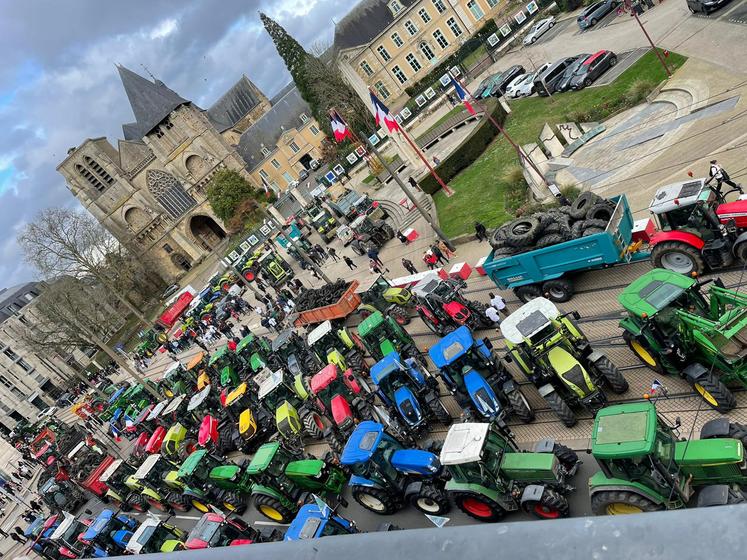 200 tracteurs se sont rassemblés devant la préfecture vendredi.