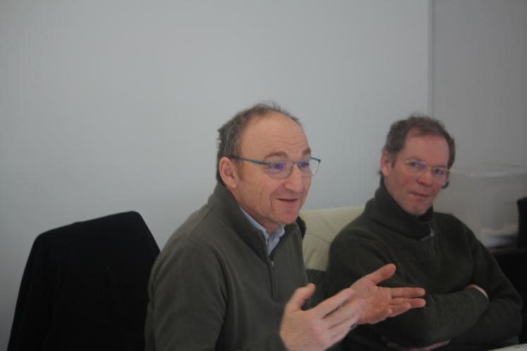 Alain Lecomte et Pascal Richard, agriculteur à Nuillé-le-Jalais.