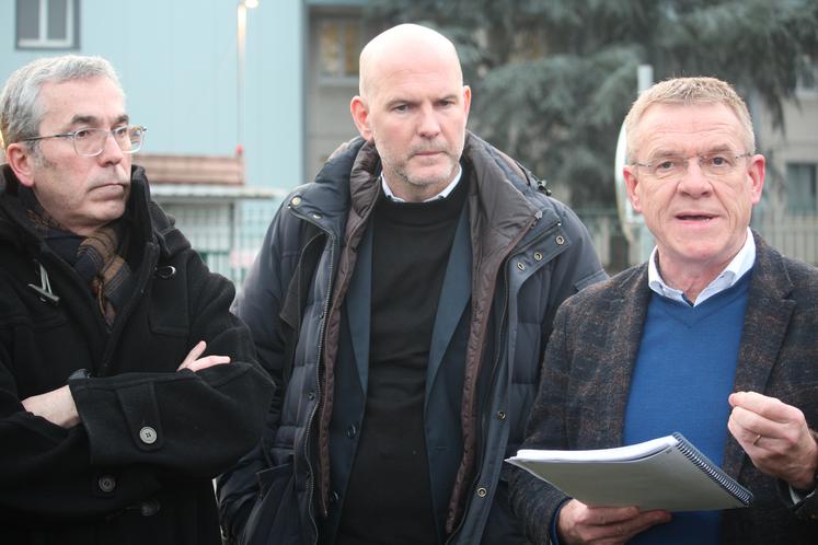 De gauche à droite, Bruno Mousset, Directeur du Pôle Amont, Dylan Chevalier, responsable de la communication, et Philippe Gélin, président du Directoire de LDC, leader français de la volaille. "Nous avons entendu vos demandes, sur les marges, sur la considération, sur la nécessité de défendre l'origine France" a déclaré ce dernier aux éleveurs présents. 