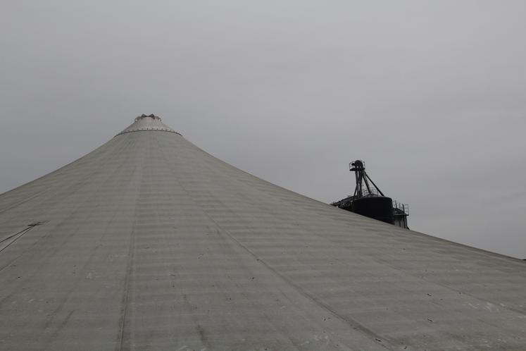 La première étape de la réalisation de la couverture fut l'érection d'un mât central en inox puis une grue a déposé la bâche, tel un chapiteau de cirque.