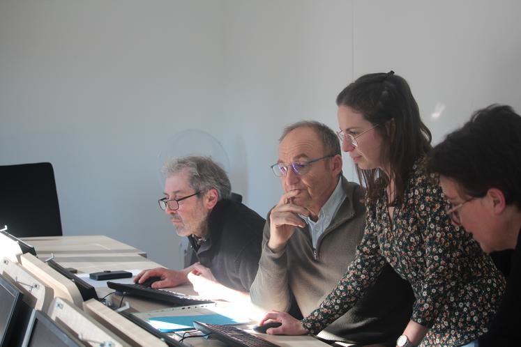 De gauche à droite, Michel Bertault, éleveur porcin à Chantenay-Villedieu, Alain Lecomte, céréalier à Tuffé, Cécilia Moltrasio et Anne Proust, conseillères agronomie à la Chambre d'agriculture.